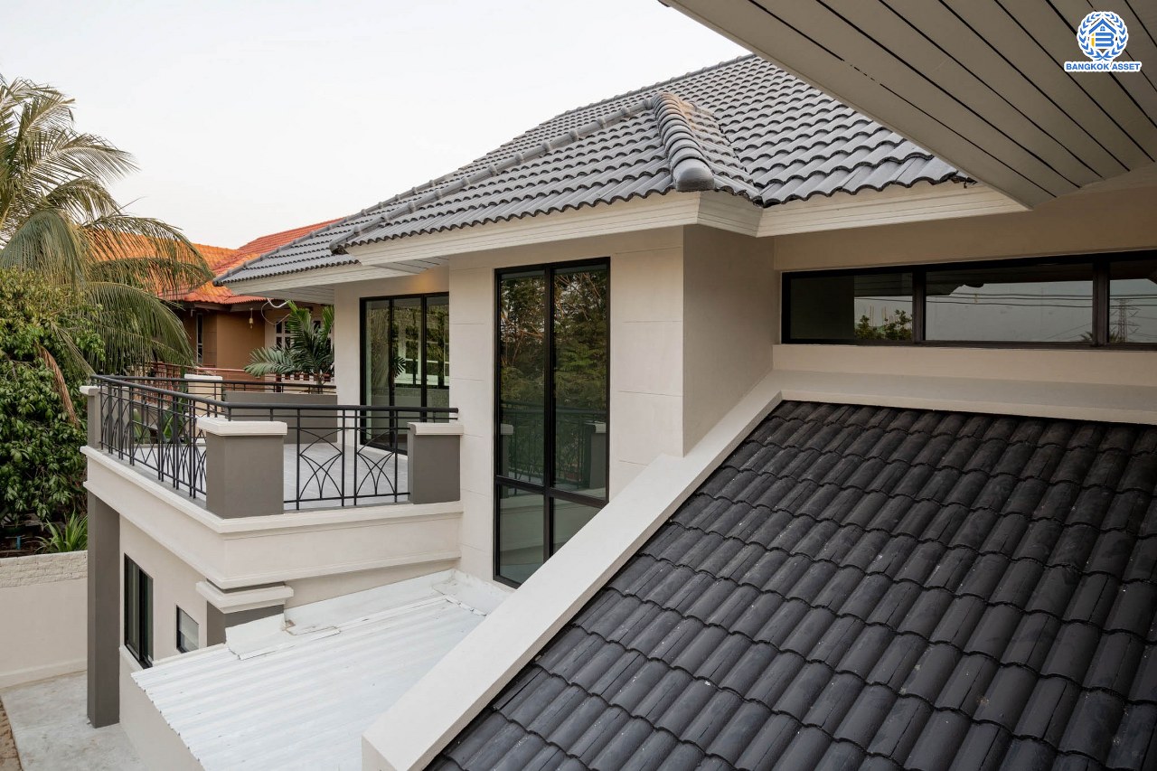 คฤหาสน์มือสองตกแต่งใหม่ โครงการ บ้านภาณุ ปิ่นเกล้า-บรมราชชนนี เนื้อที่ 142.7 ตร.ว. ฟังก์ชันจัดเต็ม 5 ห้องนอน 6 ห้องน้ำ 1 ห้องแม่บ้าน จอดรถได้ 4 คัน บนพื้นที่ใช้สอยเกือบ 451.5 ตร.ม. พร้อมพื้นที่สีเขียวสนามหญ้ากว้างขวาง ตอบโจทย์ครอบครัวใหญ่ บนทำเลศักยภาพ เชื่อมต่อทั้งถนนกาญจนาภิเษก และทางคู่ขนานลอยฟ้าบรมราชชนนี ใกล้ ม.มหิดล, สถานีขนส่งสายใต้ใหม่ และเซ็นทรัลปิ่นเกล้า